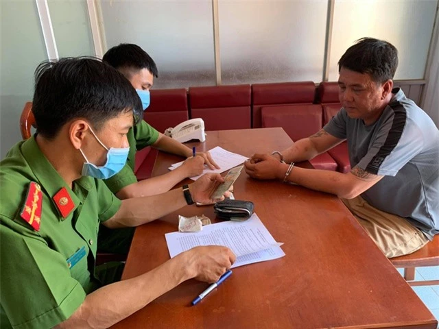 Xử lý đối tượng ép người bán hàng ở chợ đóng tiền “chỗ ngồi” - 1 Xử lý đối tượng ép người bán hàng ở chợ đóng tiền “chỗ ngồi” - 1