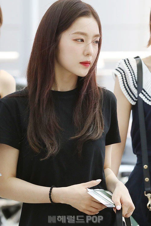 Lối ăn mặc ngày thường của chị cả Irene tuy đơn giản nhưng vẫn toát lên thần thái sang trọng vốn có. Bên cạnh đó, vóc dáng nhỏ nhắn và làn da trắng là yếu tố khiến Irene luôn trẻ trung hơn so với tuổi thật. Lối ăn mặc ngày thường của chị cả Irene tuy đơn giản nhưng vẫn toát lên thần thái sang trọng vốn có. Bên cạnh đó, vóc dáng nhỏ nhắn và làn da trắng là yếu tố khiến Irene luôn trẻ trung hơn so với tuổi thật.