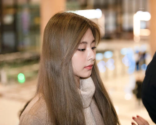 Đường nét gương mặt, thần thái trầm tĩnh của nữ idol nhà JYP còn được thể hiện rõ nét qua những bức ảnh đời thường. Thành viên nhóm TWICE ngoài đời có lối ăn mặc trẻ trung, phóng khoáng, tuy đơn giản nhưng vẫn thu hút người nhìn. Đường nét gương mặt, thần thái trầm tĩnh của nữ idol nhà JYP còn được thể hiện rõ nét qua những bức ảnh đời thường. Thành viên nhóm TWICE ngoài đời có lối ăn mặc trẻ trung, phóng khoáng, tuy đơn giản nhưng vẫn thu hút người nhìn.