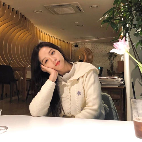 Dù nhà YG thường sở hữu nhan sắc cá tính, mạnh mẽ song Ji Soo lại mang vẻ đẹp dịu dàng, đầy nữ tính. Vẻ đẹp của cô được truyền thông ưu ái gọi là "Hoa hậu Hàn Quốc", "mỹ nhân đẹp nhất thế hệ Gen 3"... Với nhan sắc và mức độ nổi tiếng rộng khắp, Ji Soo hiện là gương mặt đại diện cho nhiều nhãn hàng. Dù nhà YG thường sở hữu nhan sắc cá tính, mạnh mẽ song Ji Soo lại mang vẻ đẹp dịu dàng, đầy nữ tính. Vẻ đẹp của cô được truyền thông ưu ái gọi là "Hoa hậu Hàn Quốc", "mỹ nhân đẹp nhất thế hệ Gen 3"... Với nhan sắc và mức độ nổi tiếng rộng khắp, Ji Soo hiện là gương mặt đại diện cho nhiều nhãn hàng.