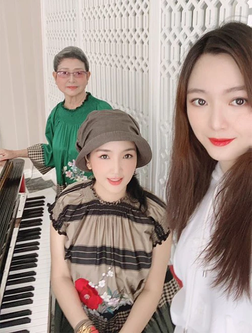 Khi xuất hiện trong cùng một khuôn hình, ba thế hệ nhà Giáng My nhận được nhiều lời khen. Bạn bè và người hâm mộ đều nhận xét gia đình hoa hậu thật có phúc khi thế hệ sau thừa hưởng hết những nét đẹp của thế hệ trước. Tất cả đều là mỹ nhân với vẻ đẹp kiêu sa, đài các. Khi xuất hiện trong cùng một khuôn hình, ba thế hệ nhà Giáng My nhận được nhiều lời khen. Bạn bè và người hâm mộ đều nhận xét gia đình hoa hậu thật có phúc khi thế hệ sau thừa hưởng hết những nét đẹp của thế hệ trước. Tất cả đều là mỹ nhân với vẻ đẹp kiêu sa, đài các.