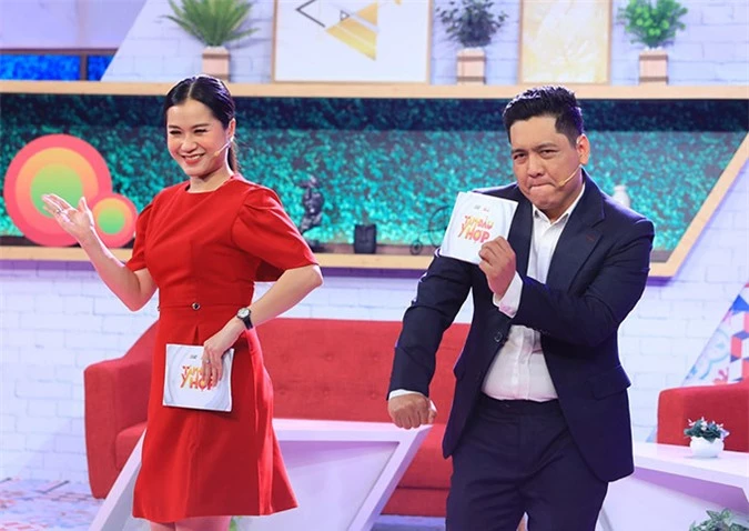Diễn viên Lâm Vỹ Dạ cùng đạo diễn Đức Thịnh làm MC dẫn dắt show Tâm đầu ý hợp. Hai người tung hứng, chọc cười khán giả và các khách mời bằng những câu nói hài hước, duyên dáng.