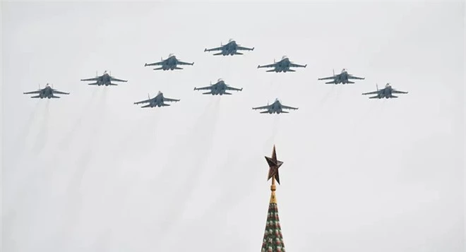 Su-57 Nga tham chiến thành công tại Syria, ngạo nghễ mừng Ngày Chiến Thắng ở Moscow - Ảnh 1.