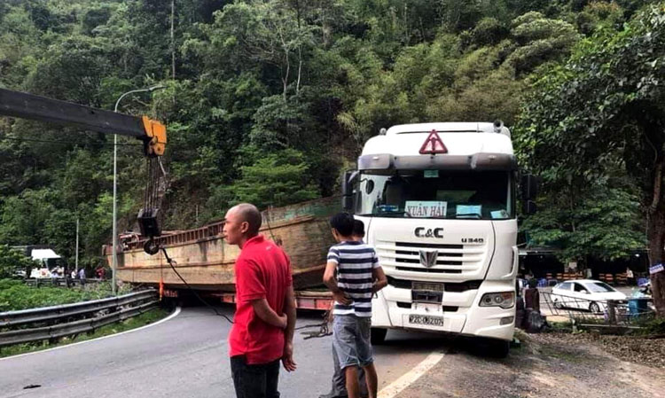 Phạt 92 triệu đồng tài xế và chủ xe chở thuyền “khủng” gây tắc đèo Bảo Lộc