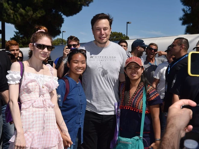Elon Musk yêu Grimes vì cô hoạt động nghệ thuật nghiêm túc.