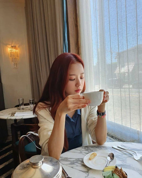 Dù lọt vào ống kính của fan, không cần ăn mặc hay trang điểm cầu kỳ, Ji Soo vẫn khoe được làn da trắng mịn và các đường nét gương mặt tự nhiên. Ji Soo hội tụ đầy đủ các yếu tố cần có của vẻ đẹp chuẩn như khung xương hàm sắc nét và tỉ lệ gương mặt 1:1:1 (từ đỉnh đầu xuống mũi, từ mũi xuống miệng và từ miệng xuống cằm) gần như tuyệt đối. Dù lọt vào ống kính của fan, không cần ăn mặc hay trang điểm cầu kỳ, Ji Soo vẫn khoe được làn da trắng mịn và các đường nét gương mặt tự nhiên. Ji Soo hội tụ đầy đủ các yếu tố cần có của vẻ đẹp chuẩn như khung xương hàm sắc nét và tỉ lệ gương mặt 1:1:1 (từ đỉnh đầu xuống mũi, từ mũi xuống miệng và từ miệng xuống cằm) gần như tuyệt đối.