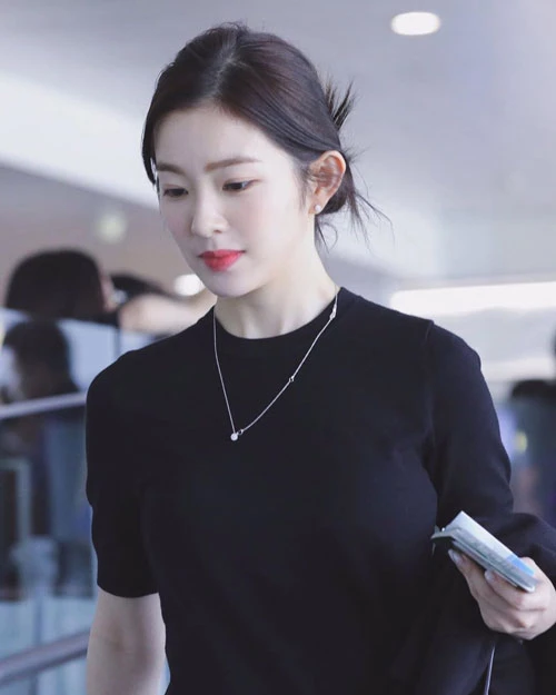Không sở hữu giọng hát hay tài vũ đạo nổi trội song Irene vẫn là thành viên sở hữu lượng fan đông đảo nhất nhóm. Lợi thế về sắc vóc và đời tư trong sạch giúp chị cả Red Velvet được nhiều nhãn hàng ưu ái lựa chọn. Ngoài âm nhạc, nữ ca sĩ sinh năm 1991 còn được đánh giá cao về sự hoạt ngôn. Cô thường xuyên đảm nhiệm vai trò MC ở các sự kiện hay các lễ trao giải âm nhạc. Không sở hữu giọng hát hay tài vũ đạo nổi trội song Irene vẫn là thành viên sở hữu lượng fan đông đảo nhất nhóm. Lợi thế về sắc vóc và đời tư trong sạch giúp chị cả Red Velvet được nhiều nhãn hàng ưu ái lựa chọn. Ngoài âm nhạc, nữ ca sĩ sinh năm 1991 còn được đánh giá cao về sự hoạt ngôn. Cô thường xuyên đảm nhiệm vai trò MC ở các sự kiện hay các lễ trao giải âm nhạc.