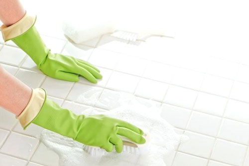 Cách tẩy sạch mọi vết bẩn trên sàn nhà gạch hoa, mẹ nào cũng nên biết