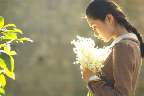 Hạnh phúc rất gần nhưng cũng rất xa: 4 thông điệp sâu sắc giúp bạn rũ bỏ mọi muộn phiền