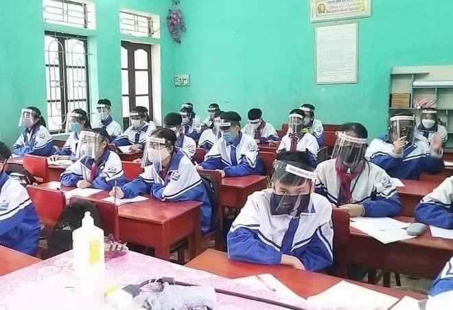 Bộ Giáo dục và Đào tạo: Không quy định học sinh phải đội mũ chống giọt bắn, đây là sáng tạo của các địa phương