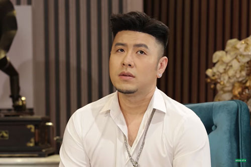 Akira Phan: Nhiều người tôi không tiện nói tên, nhìn bên ngoài 6 múi nhưng thực chất đặt túi ngực bơm