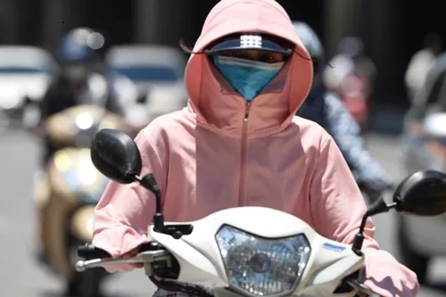 Hôm nay chỉ số tia UV cao ngất ngưởng ở Hà Nội: Gây hại thế nào đến sức khỏe con người?