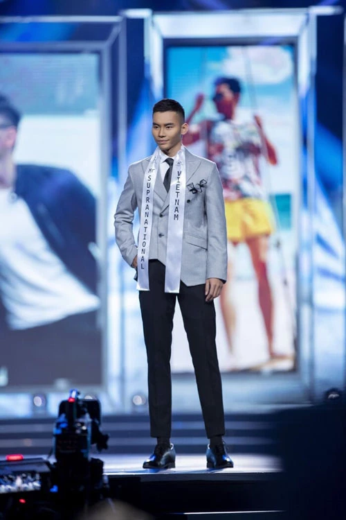 Mạnh Khang lọt vào top 20 tại cuộc thi Mr Supranational 2019. 