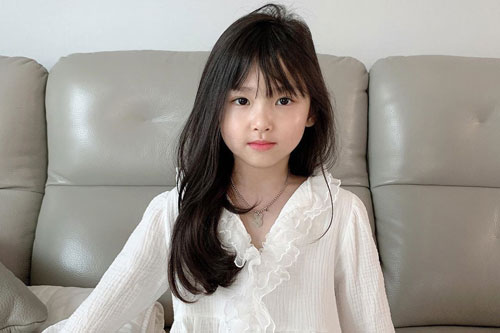 Cô bé xinh xắn khiến dân tình 'phát sốt', về khoản phối đồ thì đến người lớn cũng phải học hỏi