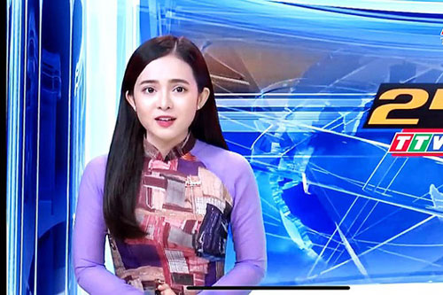 Nữ MC "đậm nét ngây thơ" gây sốt mạng