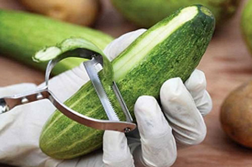 Chồng đem vỏ dưa chuột đặt vào góc nhà, hôm sau gọi vợ ra xem điều bất ngờ