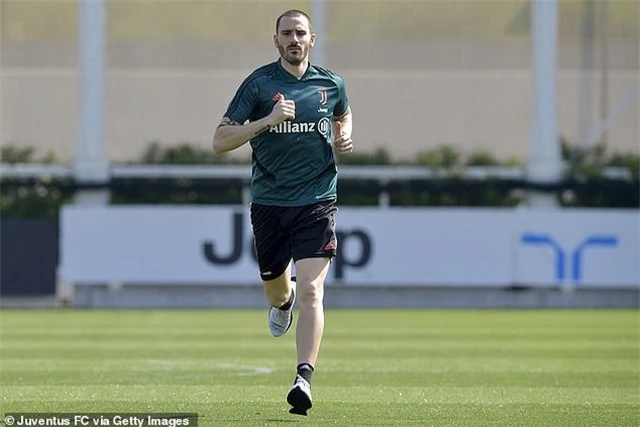 Các ngôi sao Juventus chính thức tập luyện trở lại trên sân cỏ - 5
