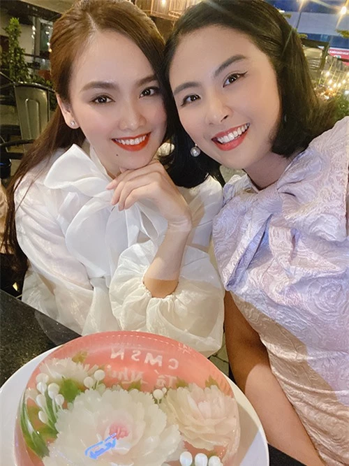 Hoa hậu Ngọc Hân mang theo bánh thạch 3D do mình tự tay làm để dành tặng đàn em Tố Như.
