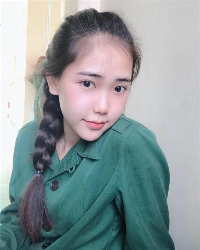 Phan Nguyễn Trúc Phương (sinh năm 2000) là hot girl thế hệ mới, từng gây sốt mạng nhờ loạt ảnh xinh xắn chụp trong kỳ học giáo dục quốc phòng. Trong bức ảnh khoe mặt mộc, "hot girl quân sự" gây chú ý bởi làn da trắng sứ, nét đẹp thuần khiết, dịu dàng.