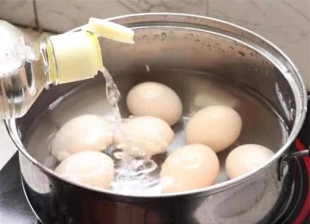 Lấy trứng ra từ tủ lạnh không luộc ngay, thêm một bước nữa trứng sẽ ngon mềm, vỏ dễ bóc - Ảnh 2.