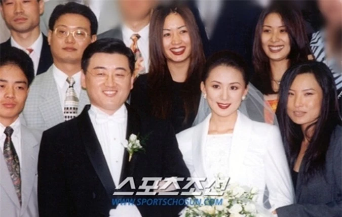 Giữa lúc thành công trong nghề diễn, Kim Hee Ae lên xe hoa với doanh nhân Lee Chang Jin - người được mệnh danh là Bill Gates của Hàn Quốc. Cặp đôi yêu trong vài tháng và tổ chức đám cưới vào năm 1996. Từ lúc đó, Kim Hee Ae đóng ít phim dần và tạm rời xa showbiz vào năm 1999. Bốn năm sau, chị trở lại và hoạt động bền bỉ tới nay.