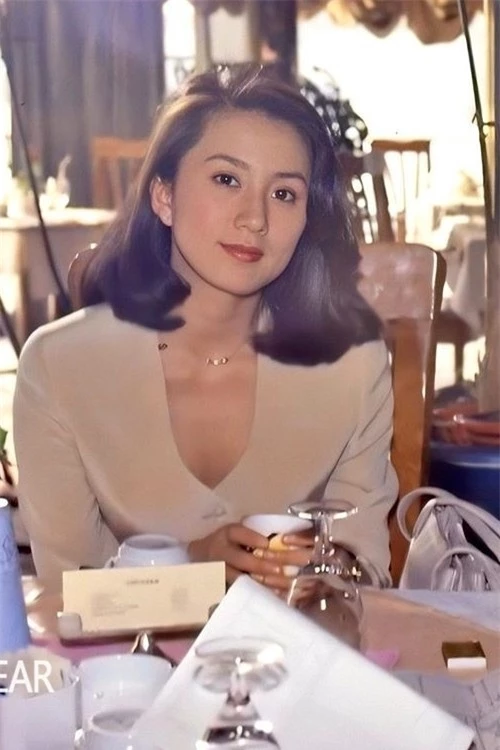 Đầu những năm 1990 là thời kỳ vàng son của Kim Hee Ae, cả về nhan sắc lẫn sự nghiệp. Trong suốt nhiều năm, chị duy trì tập thể dục mỗi ngày, mang theo đồ tập ngay cả khi ra nước ngoài công tác. Đối với chế độ ăn uống, chị nói không với tinh bột và đồ cay, ăn nhiều rau và các thực phẩm giàu protein.