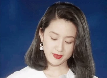 Kim Hee Ae tỏa sáng khi bước lên sân khấu nhận giải Nữ diễn viên chính xuất sắc tại lễ trao giải Baeksang năm 1993.