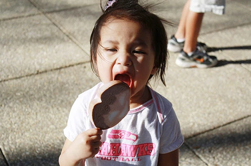 Mẹ nên hạn chế cho con ăn những loại kem bán dạo trên đường phố.