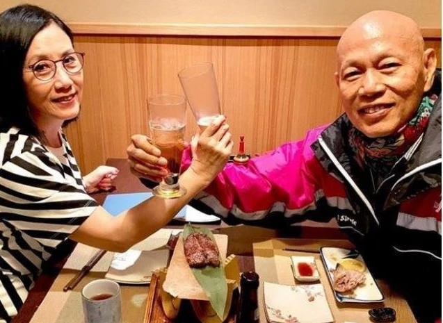 Uông Minh Thuyên và La Gia Anh trong tiệc kỷ niệm 11 năm cưới. Bữa tiệc của vợ chồng bà tuân thủ quy định phòng dịch, một bàn chỉ ngồi đúng 4 người.