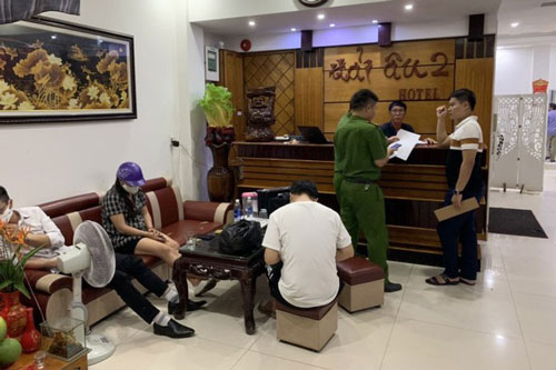 Quảng Bình: Bắt quả tang 4 cặp nam nữ mua bán dâm trong khách sạn