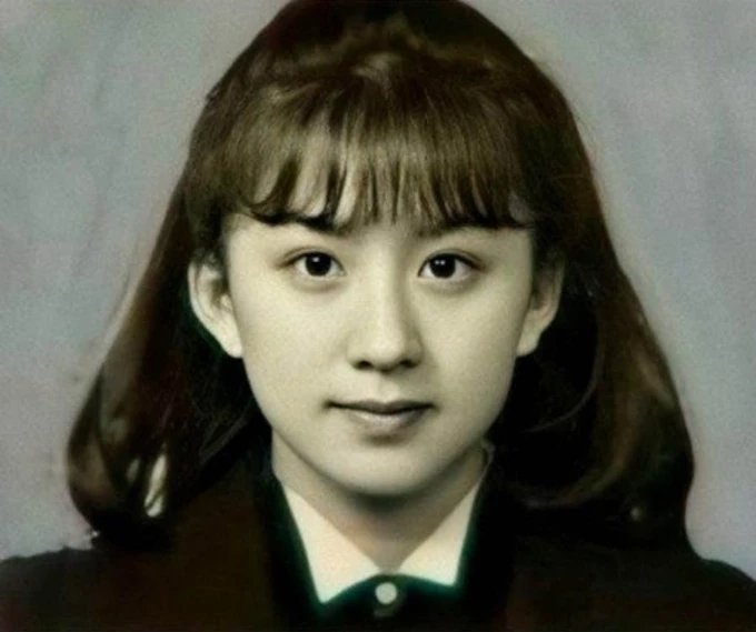 Được đăng tải lại đầu tiên, bức ảnh thời nữ sinh của Kim Hee Ae khiến người hâm mộ thích thú với gương mặt bầu bĩnh, mái tóc ngắn và thần thái ngây thơ, ngọt ngào của chị hơn 30 năm trước. Sinh ra ở Jeju nhưng Hee Ae sớm theo gia đình chuyển tới Seoul sinh sống. Khi mới vào học ở trường trung học Hyehwa Girls, chị được người anh trai làm trong lĩnh vực quảng cáo của một giáo viên trong trường phát hiện. Dưới sự giới thiệu của người này, Hee Ae nhận công việc chụp hình quảng bá sản phẩm cho một thương hiệu đồng phục vào năm 1982, mở ra con đường làm người mẫu. Một năm sau đó, chị có vai diễn đầu tay trong phim điện ảnhThe First Day of the Twentieth Year. Tới năm 1986, chị bắt đầu đóng phim truyền hình.