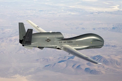 Ngày 19/4, Đại sứ Mỹ tại Hàn Quốc Harry Harris thông qua Twitter đã công bố bức ảnh 2 máy bay không người lái trinh sát tầm cao (UAV) RQ-4 Global Hawk tại một địa điểm quân sự bí mật.