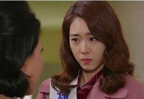 Tin lời thầy bói, mẹ chồng xếp ghế ngay trước cửa phòng con dâu chỉ để làm việc này