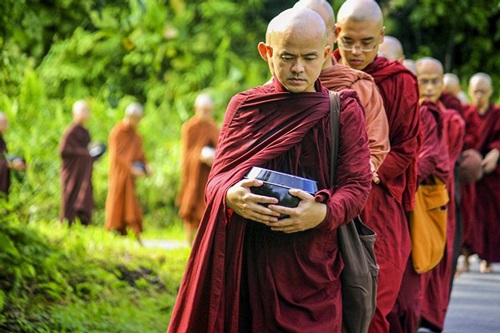 Dành nửa đời học đi trên mặt nước nhưng thầy tu vẫn chìm nghỉm vì lý do này