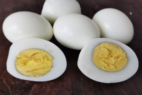 Lấy trứng ra từ tủ lạnh không luộc ngay, thêm một bước nữa trứng sẽ ngon mềm, vỏ dễ bóc