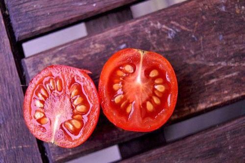 Ăn cà chua: Tiện tay ném bỏ hạt vào thùng rác là bạn đã ném đi cả tá công dụng thần kỳ