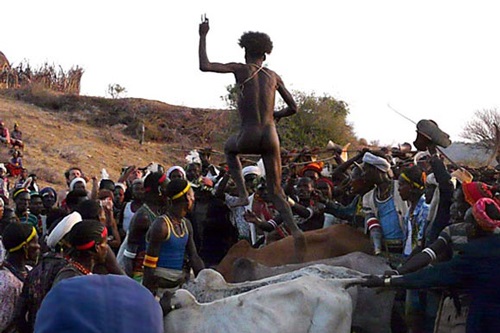 'Giật mình' những tục lệ trưởng thành kinh dị nhất hành tinh