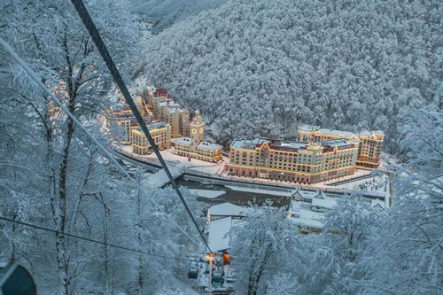 Theo Forbes, Potanin sở hữu khu nghỉ dưỡng và vui chơi trượt tuyết Rosa Khutor tại thành phố Sochi, Nga. Ông đã đầu tư đến 2,5 tỷ USD vào khu resort này cùng nhiều cơ sở vật chất khác liên quan đến các môn thể thao Olympic. Ảnh: Booking.