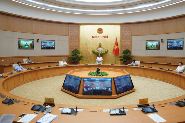 Thủ tướng: Cho phép mở lại các dịch vụ không thiết yếu, trừ vũ trường và karaoke