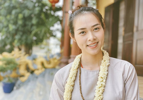 Diệp Bảo Ngọc làm công quả ngày Phật đản