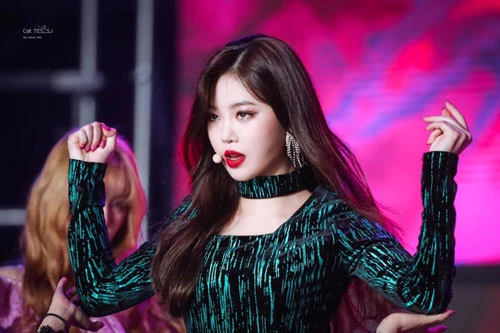 Soo Jin: Đảm nhận vị trí nhảy chính trong (G)I-DLE, Soo Jin giỏi vũ đạo, thần thái ấn tượng. (G)I-DLE sớm gặt hái thành công đầu tiên khi ca khúc ra mắt Latata được đón nhận nhiệt liệt. Tên tuổi của các thành viên (G)I-DLE trở nên nổi tiếng hơn sau tiếng vang trong show thực tế Queendom, trong đó có Soo Jin.