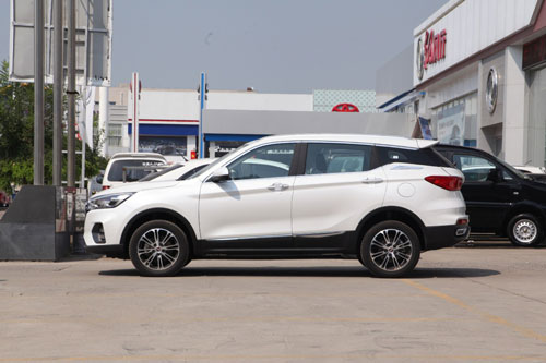 Cận cảnh SUV động cơ tăng áp, giá hơn 200 triệu đồng