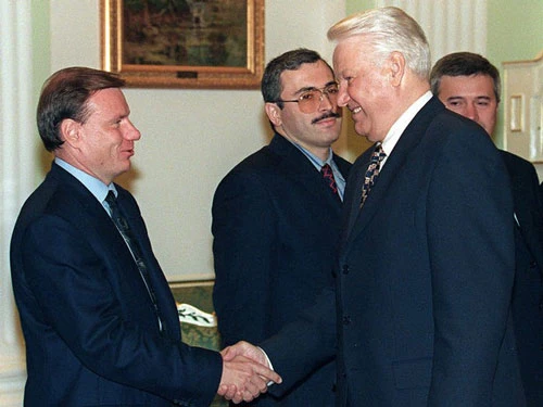 Potanin được bầu làm phó thủ tướng chuyên phụ trách mảng năng lượng và kinh tế dưới thời của cựu Tổng thống Nga Boris Yeltsin. Nhờ các chương trình cho vay để đổi lấy cổ phần do chính phủ Nga thực hiện những năm 1990, Potanin đã sở hữu được Norilsk Nickel. Ảnh: AP.