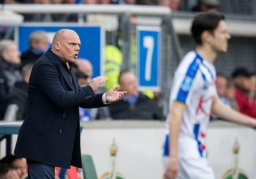 HLV Heerenveen bất ngờ nhận lỗi khi Văn Hậu ít được thi đấu