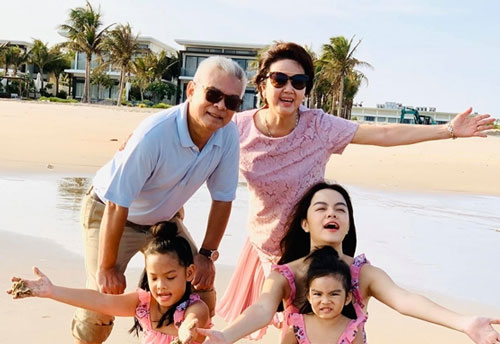 Phạm Quỳnh Anh đưa bố mẹ và hai con đi biển