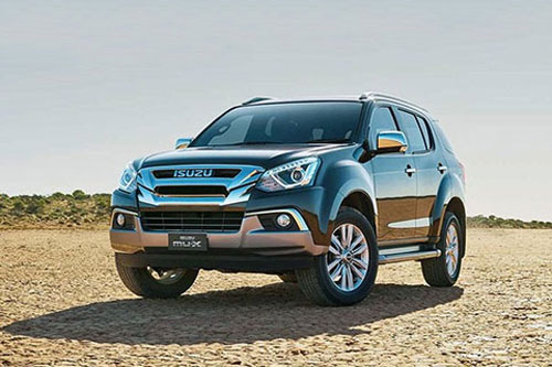 Đối thủ của Hyundai Santa Fe, Toyota Fortuner thiết kế hầm hố, giảm giá tới 165 triệu tại VN