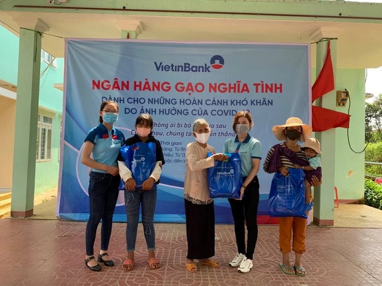 Để chia sẻ với người dân gặp khó khăn do Covid-19, trong thời gian qua, nhiều tổ chức, cá nhân đã có nhiều chương trình hỗ trợ kịp thời Để chia sẻ với người dân gặp khó khăn do Covid-19, trong thời gian qua, nhiều tổ chức, cá nhân đã có nhiều chương trình hỗ trợ kịp thời