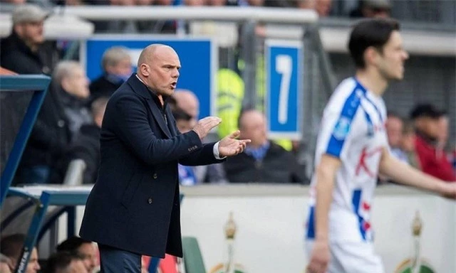 HLV Heerenveen bất ngờ nhận lỗi khi Văn Hậu ít được thi đấu - 1