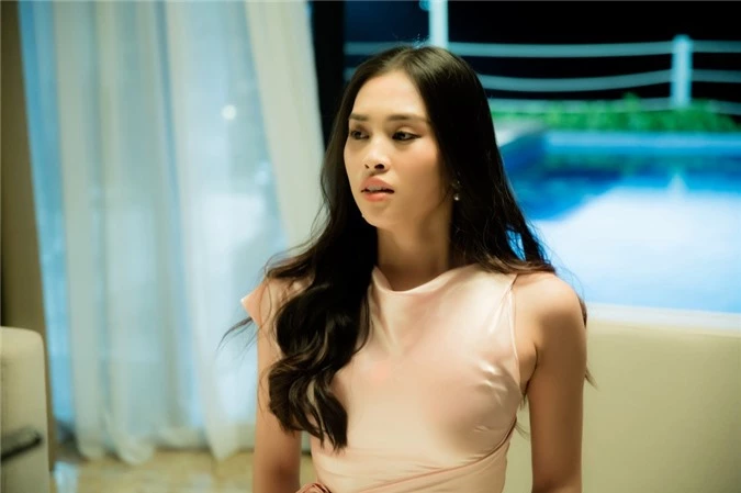 Hoa hậu Tiểu Vy làm bạn gái Erik, chị em Hòa Minzy - Đức Phúc cũng xuất hiện trong MV &quot;Em không sai chúng ta sai&quot;  - Ảnh 7.