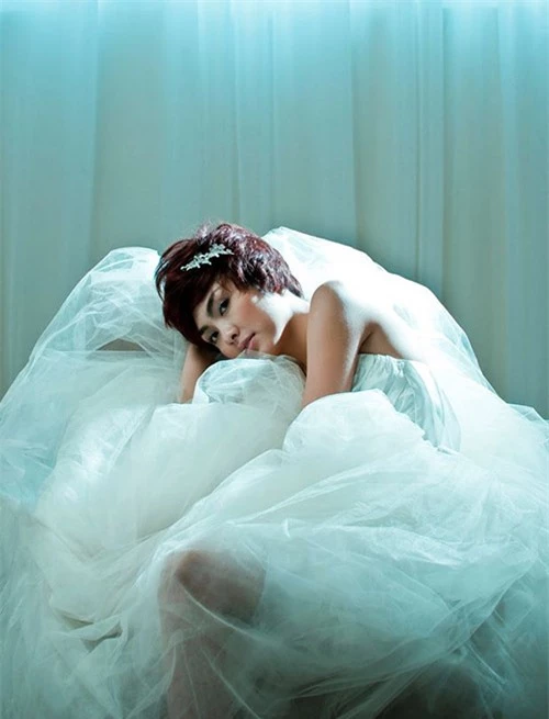 Tăng Thanh Hà khoe vai trần trong một buổi chụp ảnh áo cưới nhiều năm trước.